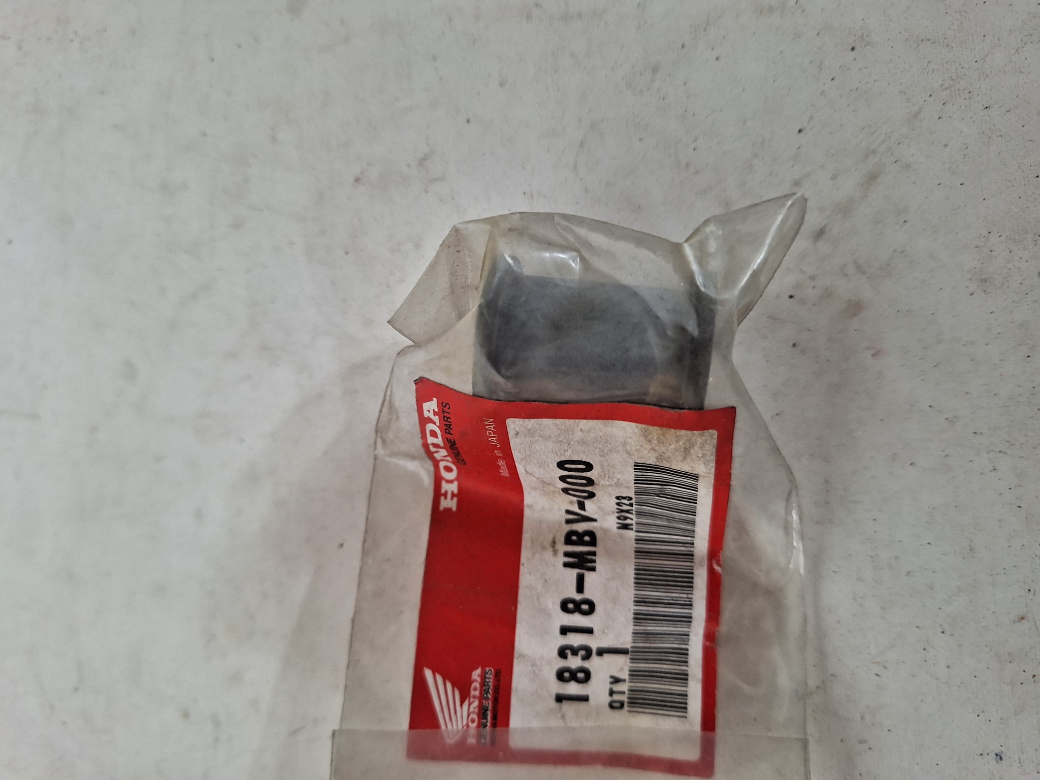 Picture of RUBBER,MUFFLER MT  18318-MBV-000  CL400RSW